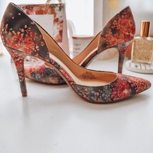 NWOT Jessica Simpson “Livvy” Floral Heels